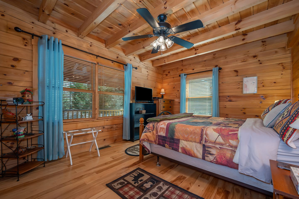Queen size bed with A-rated  airbnb mattress - "MyPillow's- and flat screen smart TV