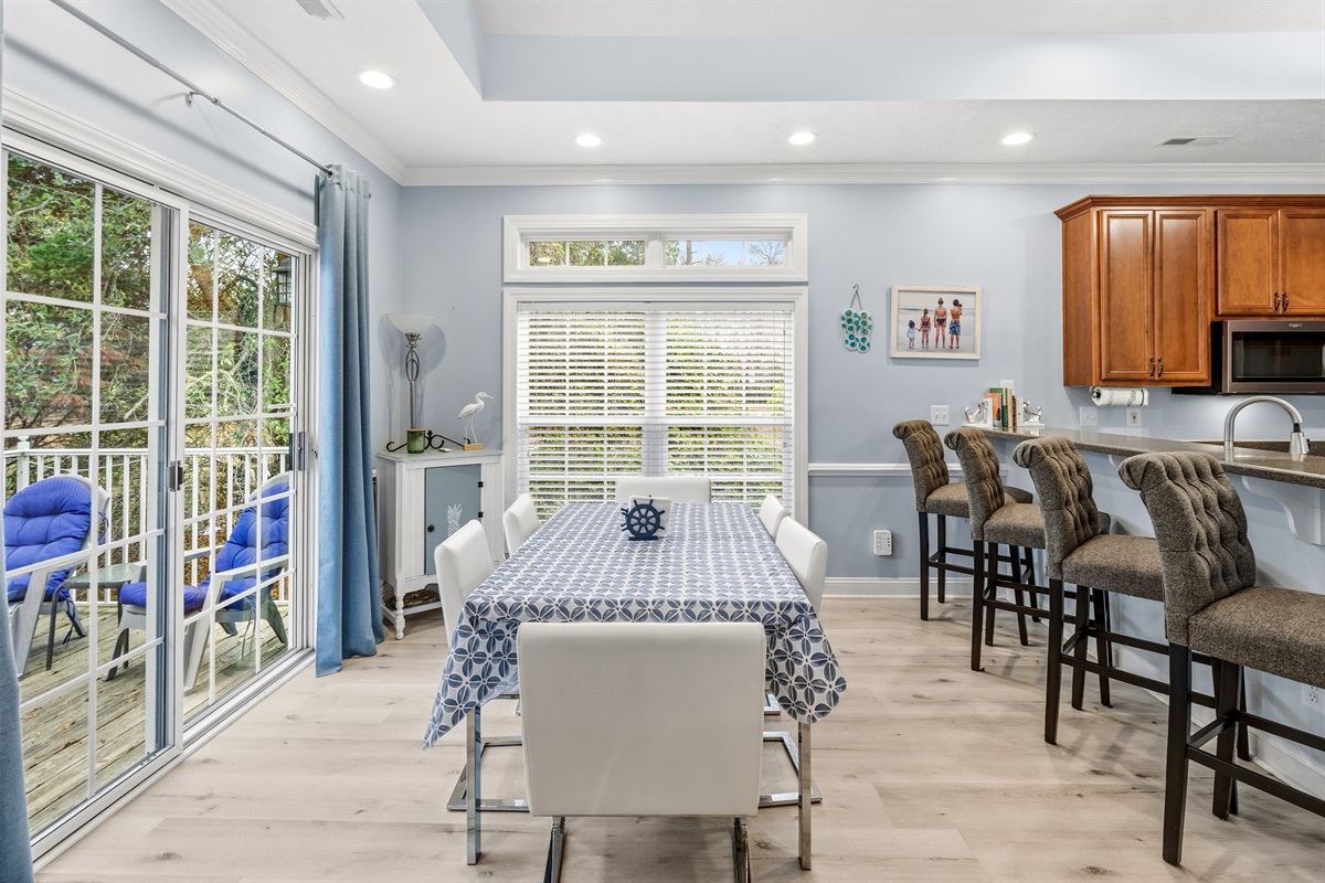 Dining Area with seating for 6