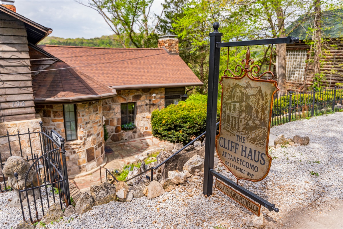 Welcome to The Cliff Haus at Lake Taneycomo.
