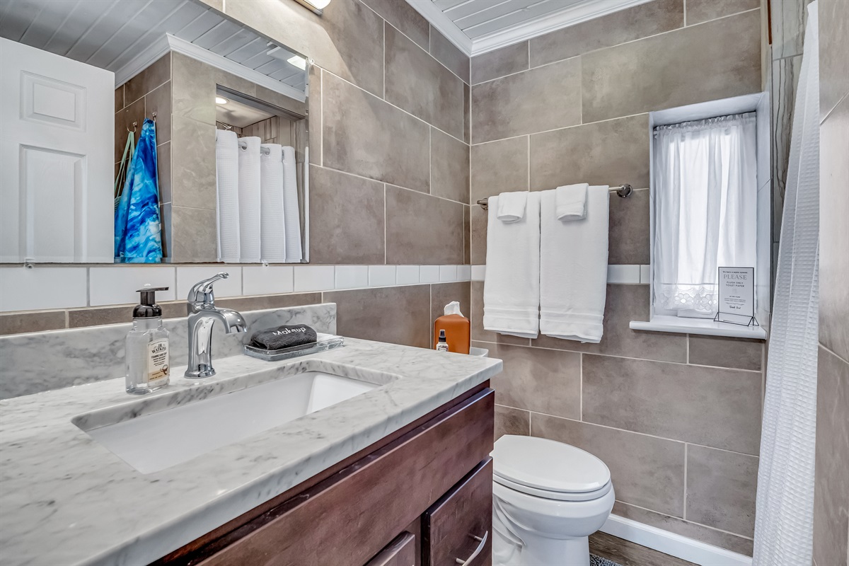 Full bathroom includes towels, makeup cloths, shampoo, condition and body wash