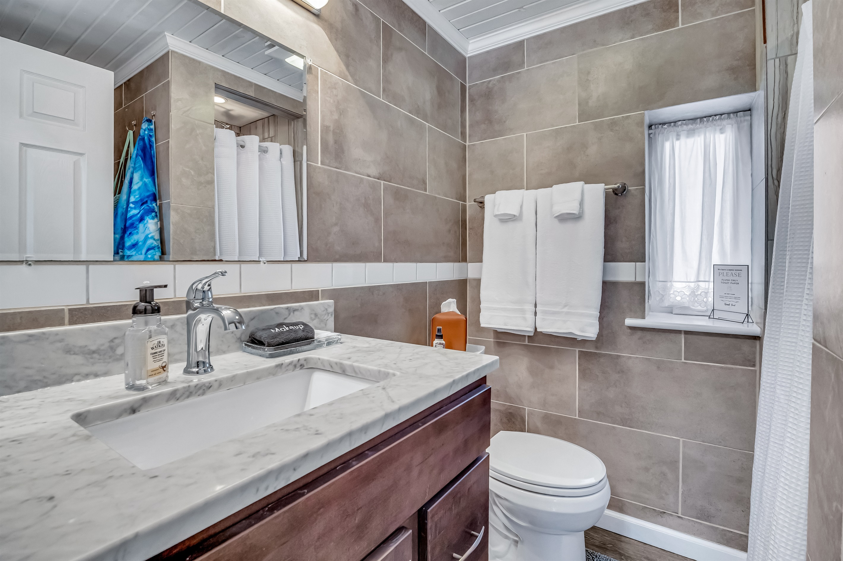 Full bathroom includes towels, makeup cloths, shampoo, condition and body wash