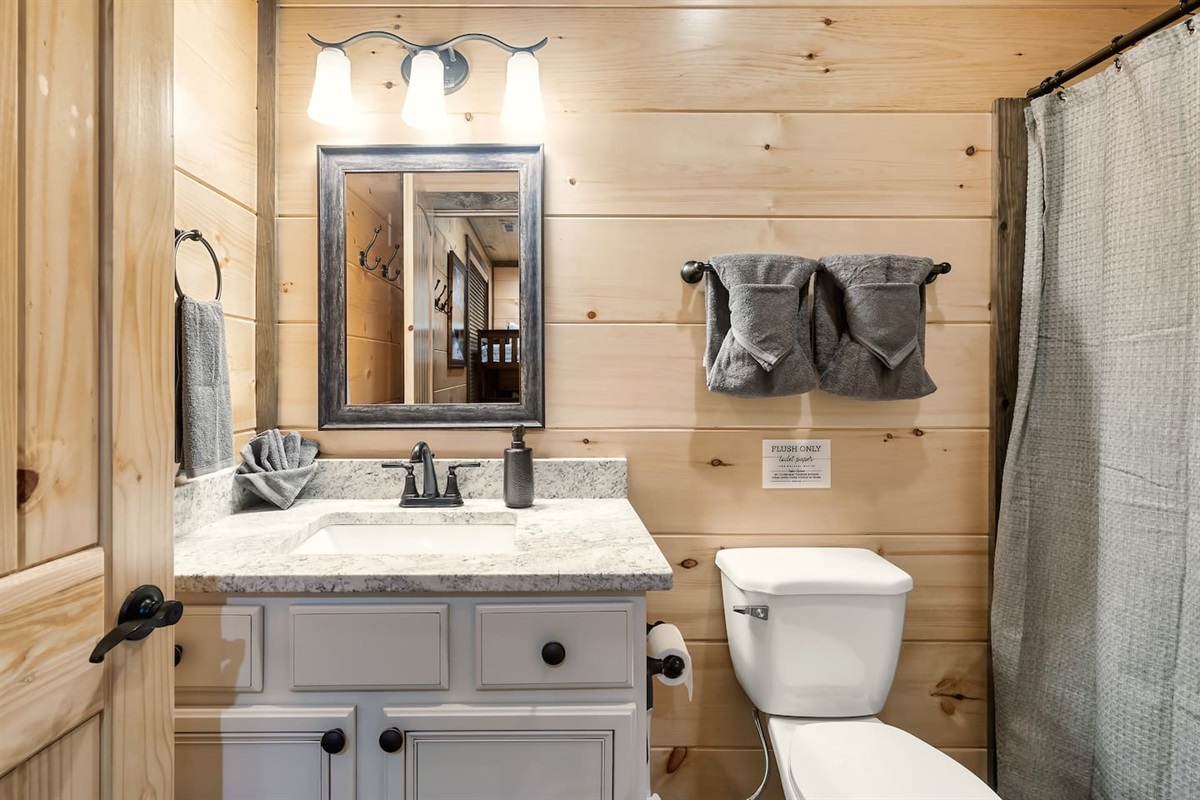 Upstairs ensuite full bathroom