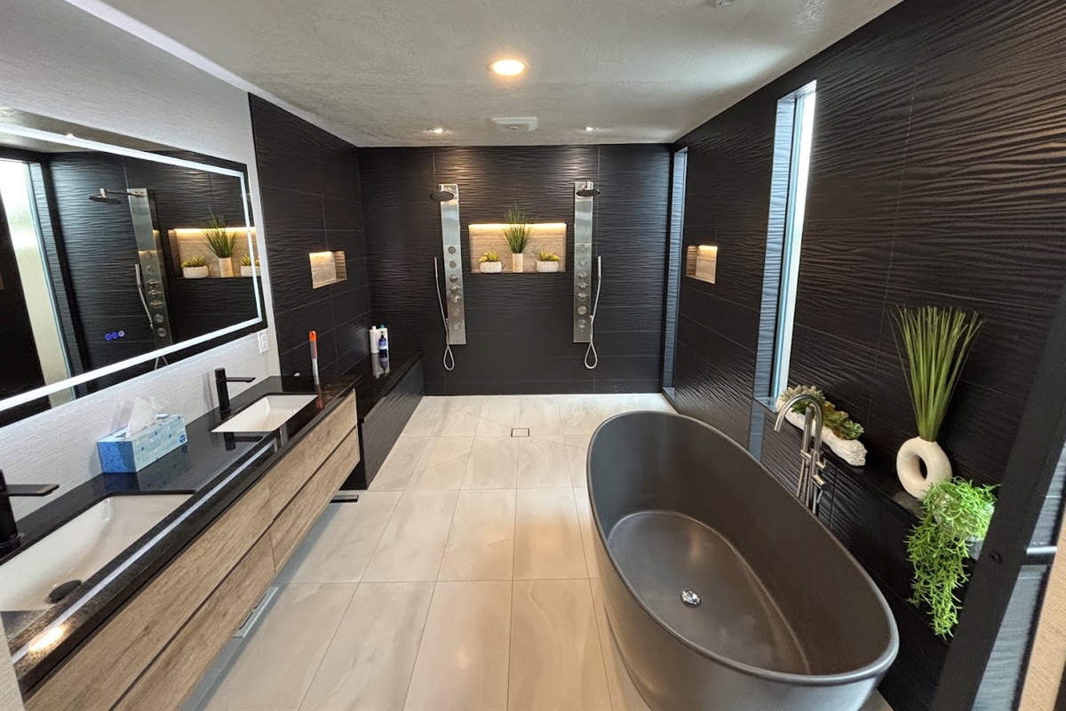 Primary en-suite bathroom