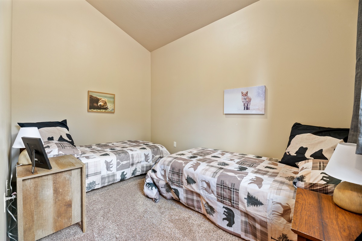 Bedroom 5 with Two Twin Beds