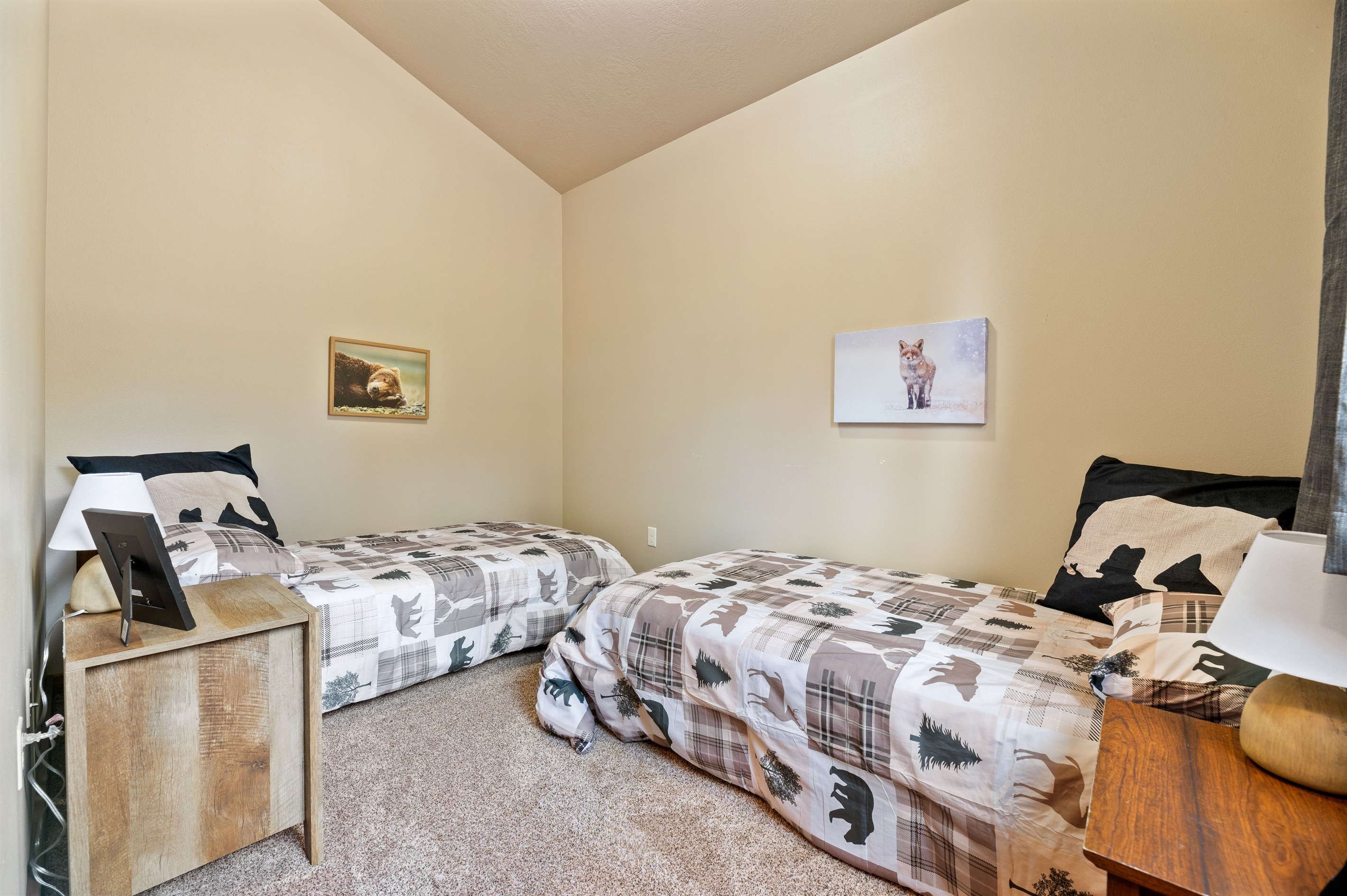 Bedroom 5 with Two Twin Beds