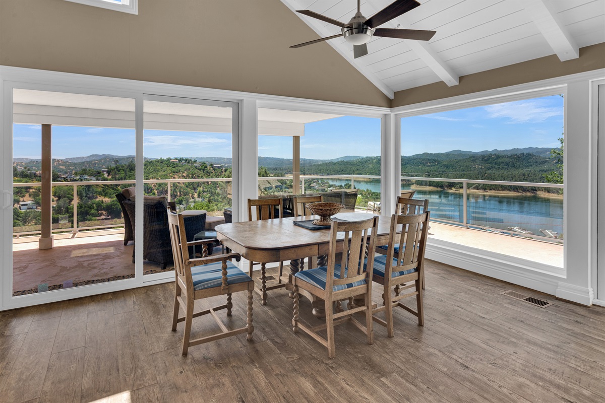 Can you imagine eating breakfast with this as your backdrop?!
