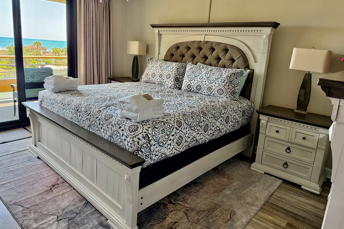 Oceanfront Primary Bedroom w/KIng Bed