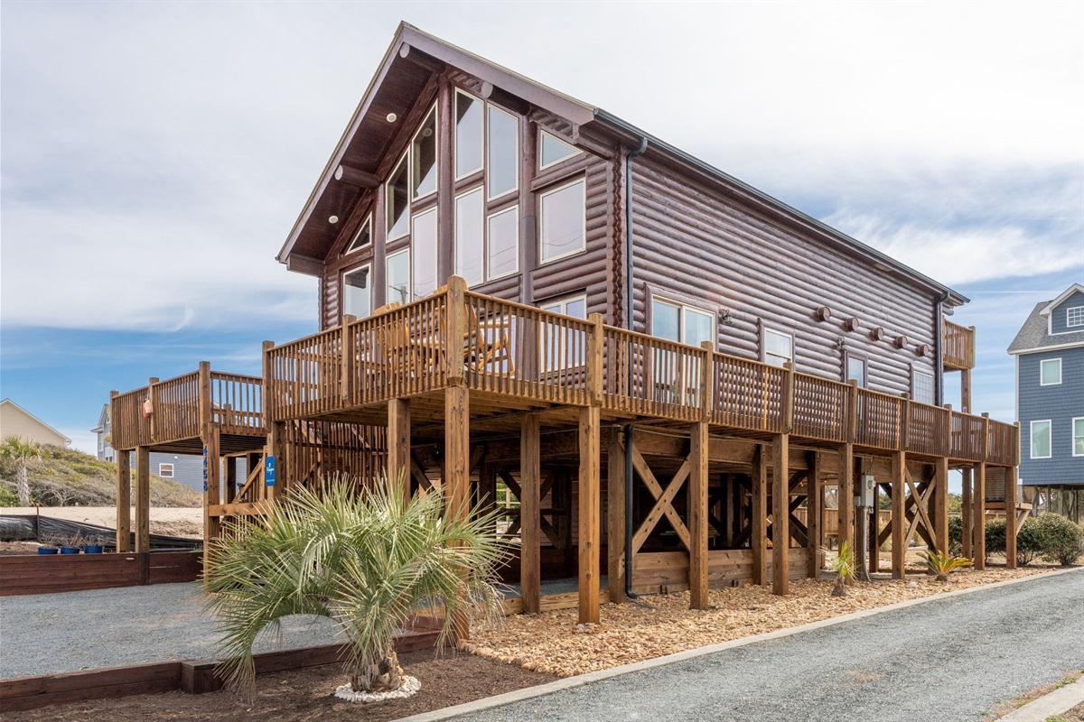 Boomerang: Unique oceanfront log cabin in North Topsail Beach!