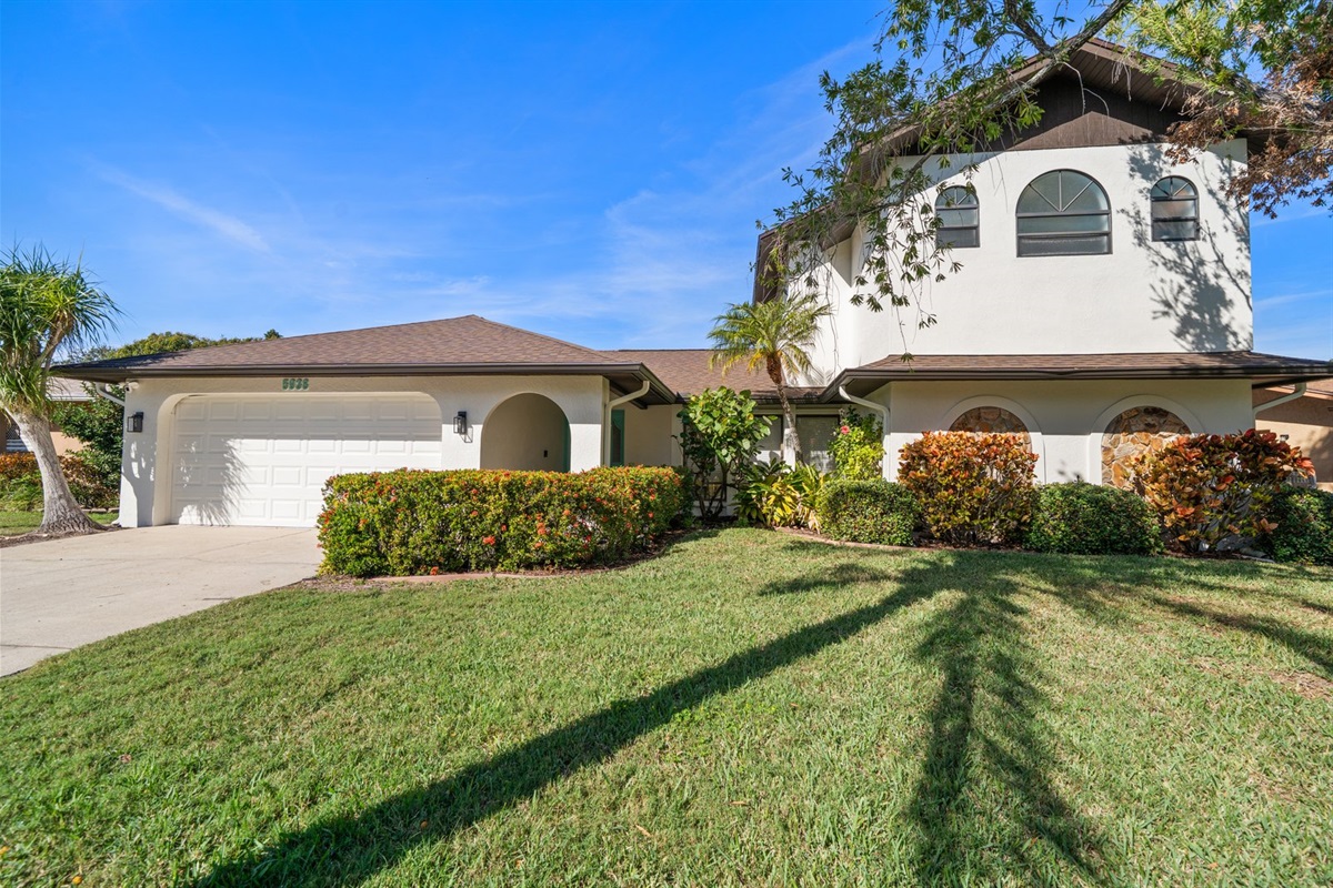 Front Yard / Street View