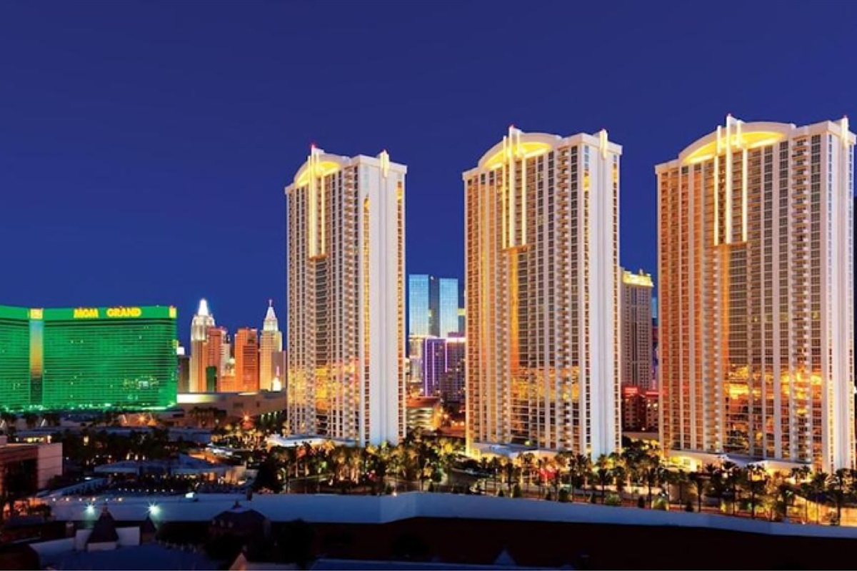 Iconic luxury rises above the Strip — your penthouse awaits at The Signature at MGM Grand. 🌆🏨