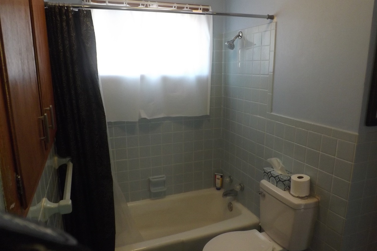 Full bathroom with tub/shower
