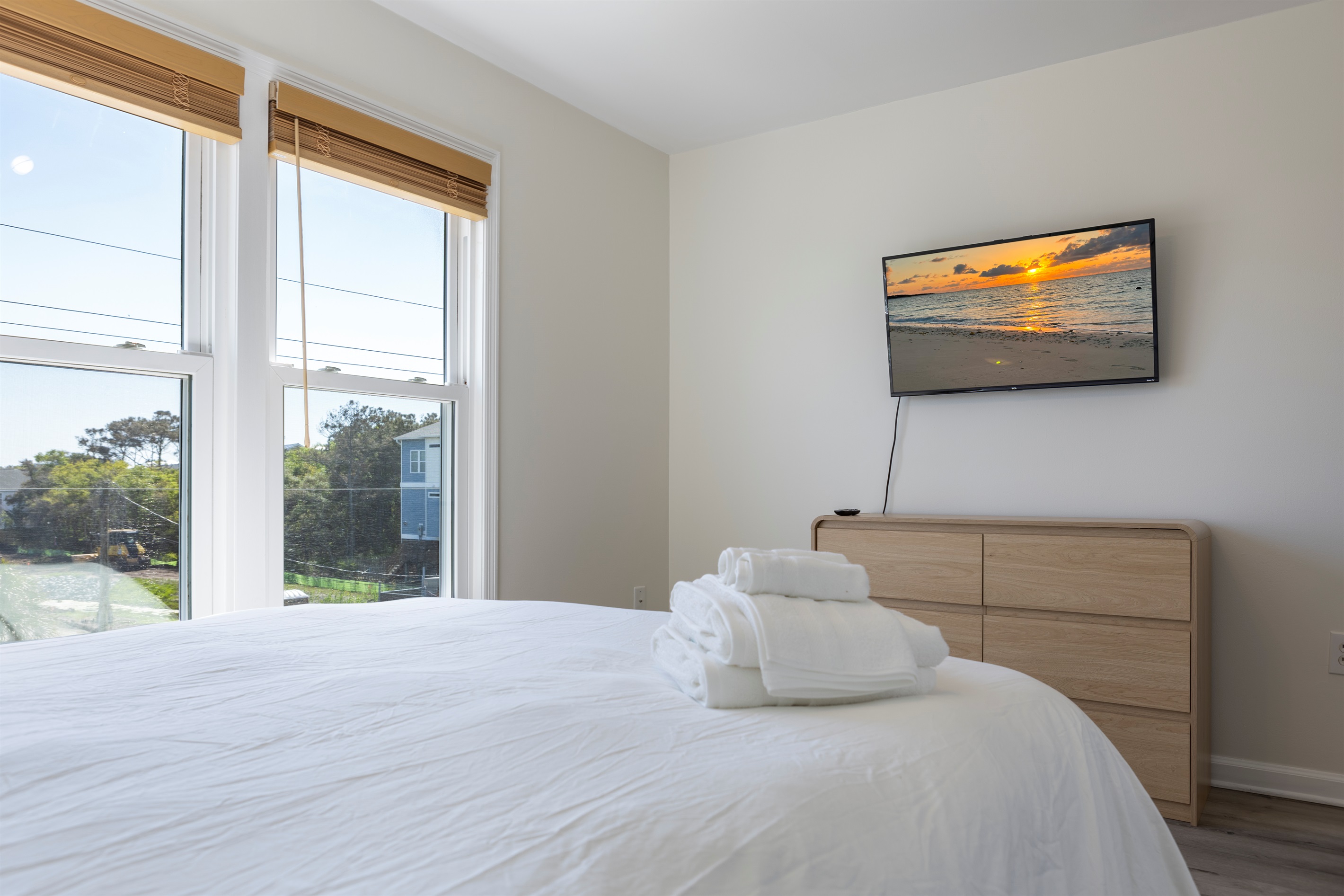 Bedroom 1: Queen bed & SmartTV