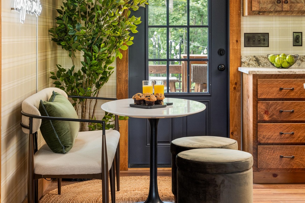 Long breakfasts, unhurried dinners, and conversations that stretch into the evening, this is where memories take shape.
