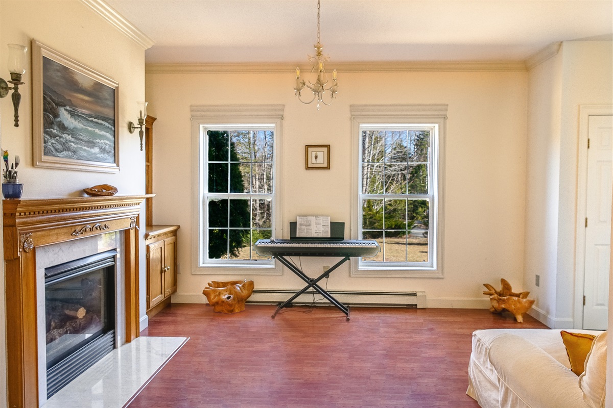 Bask in the natural light of the Driftwood Den, featuring a cozy gas fireplace for guest use. With an electric keyboard, unique driftwood furnishings, and coastal art, this refined space is the ultimate retreat on the quiet side of Mount Desert Island.