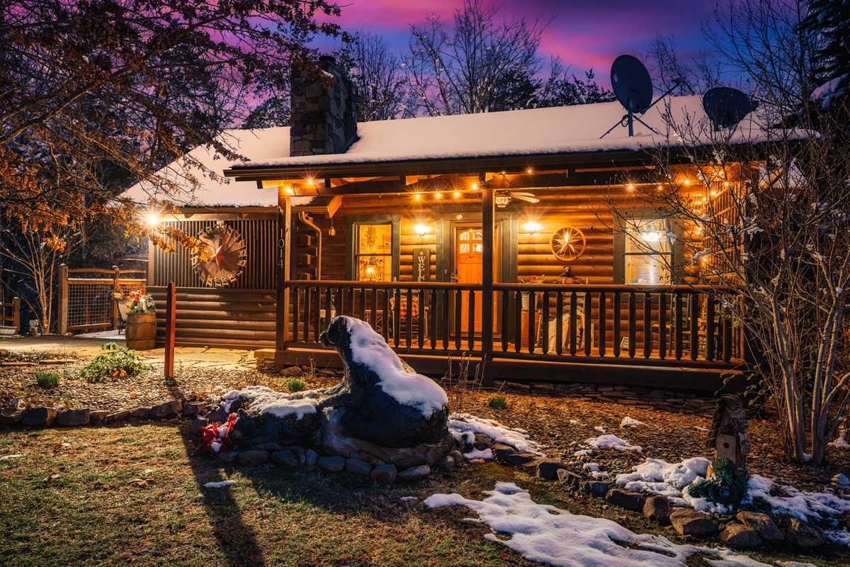 Our cabin is located in the charming neighborhood of Echota. It's special here <3