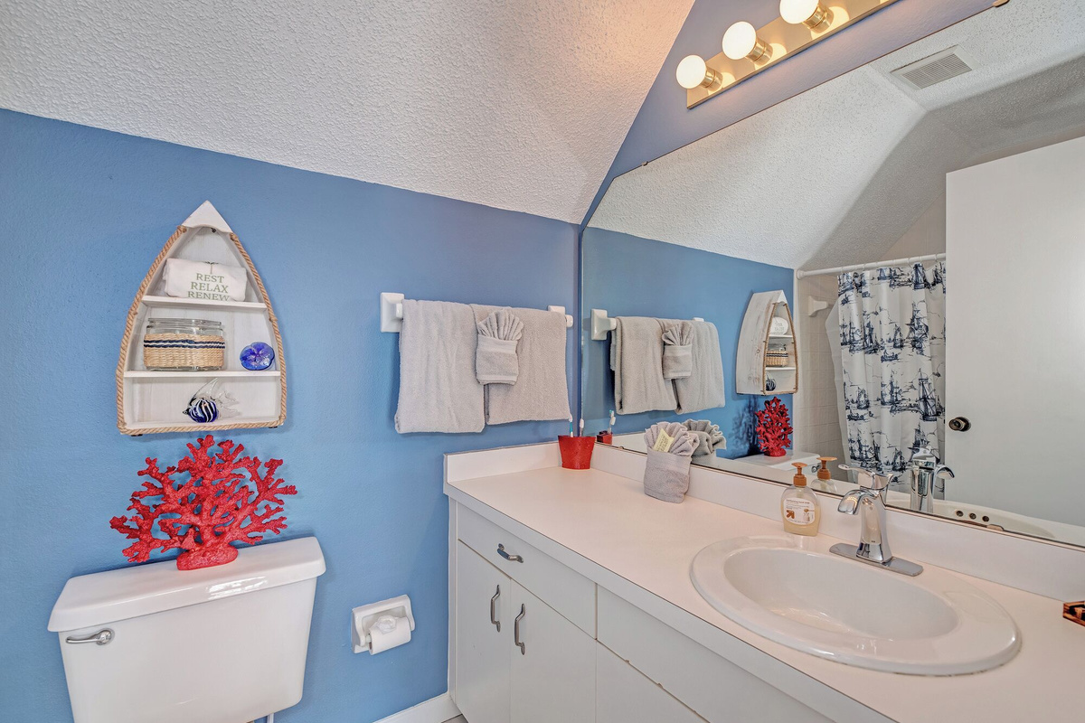 full bath with tub/shower combo