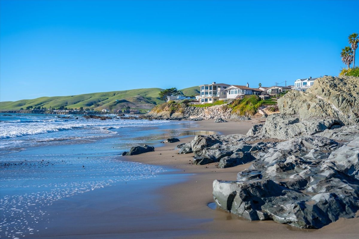 Cayucos beach toward the pier
