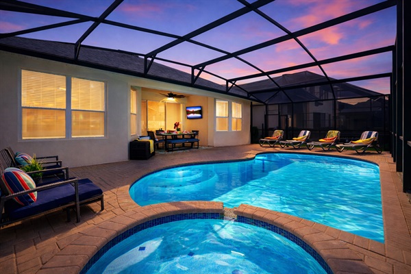 Private heated pool & spa – perfect day or night!