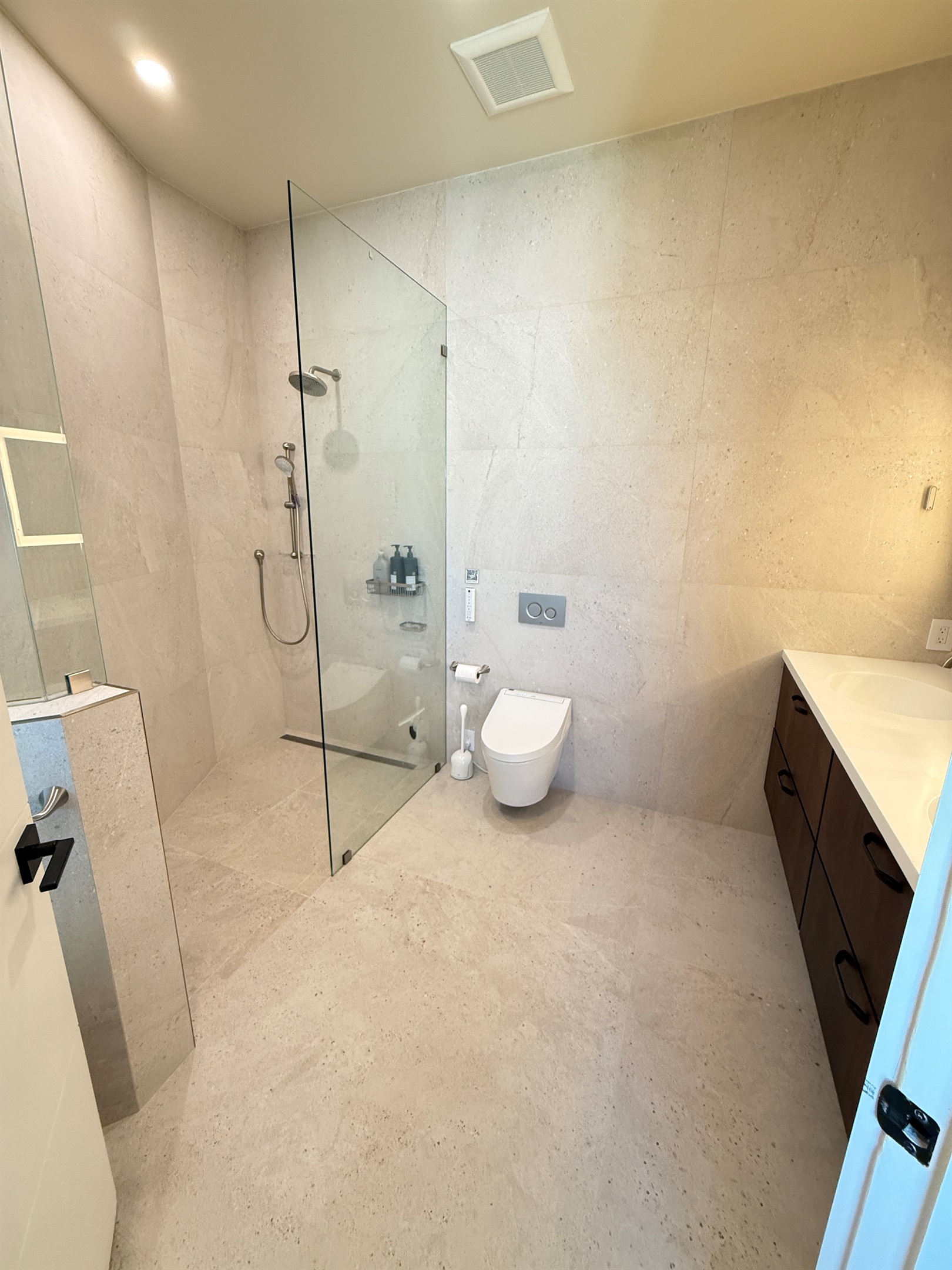 Bedroom 2 en-suite bath