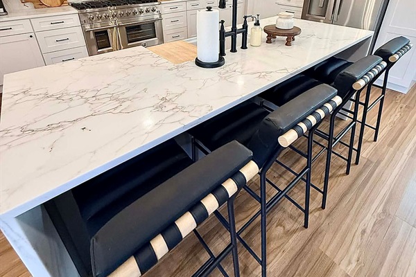 Large kitchen island w/ bar stools- Ample space for entertaining 