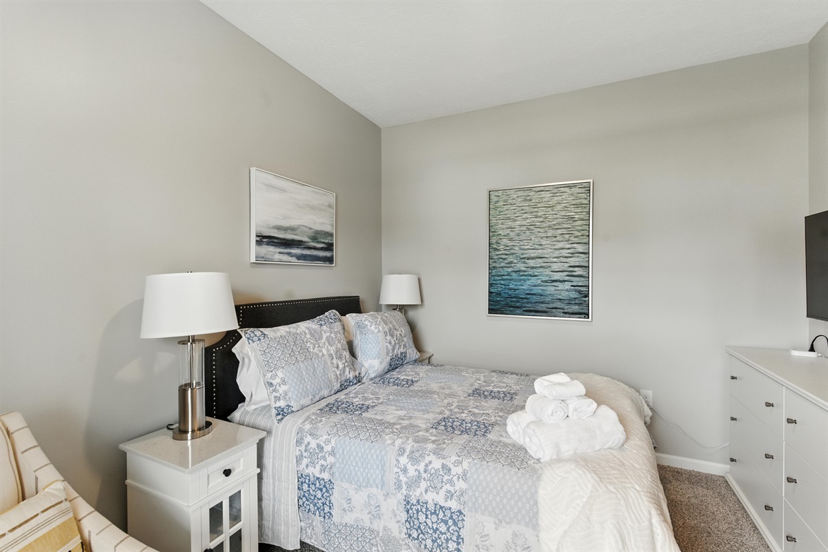 Clean and comfortable full bed room with TV