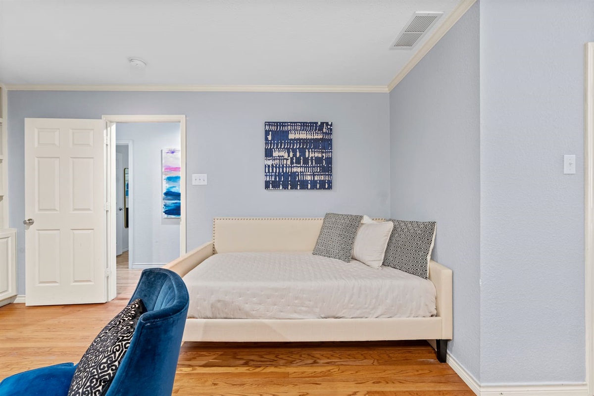 Lounge in style—this plush daybed is your go-to spot for reading, napping, or sipping something chilled.