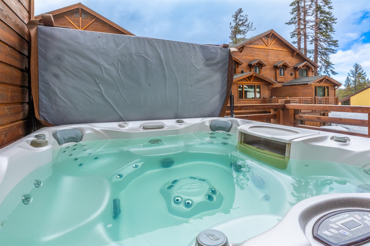 Interstellar | Apogee (#7)
A second private hot tub gives groups plenty of room to unwind.