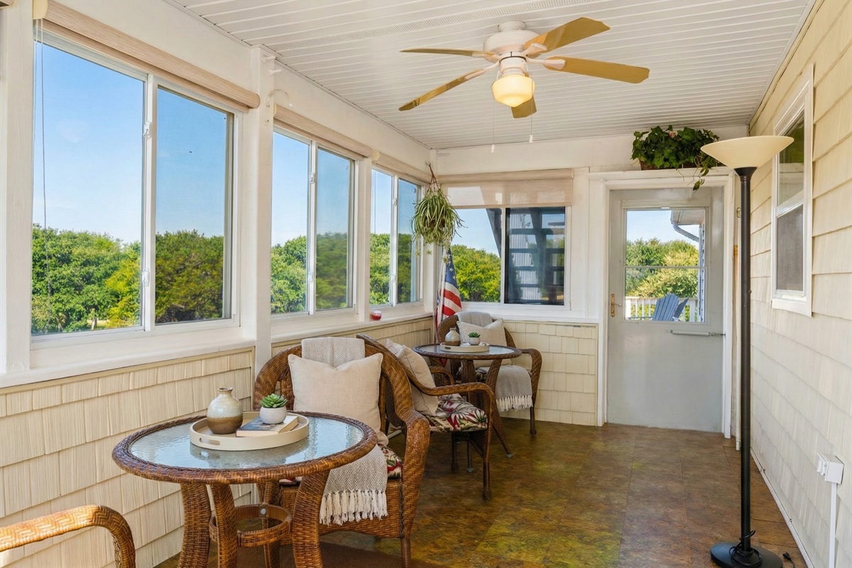 Sunroom Serenity – A Cozy Retreat with Stunning Views!
