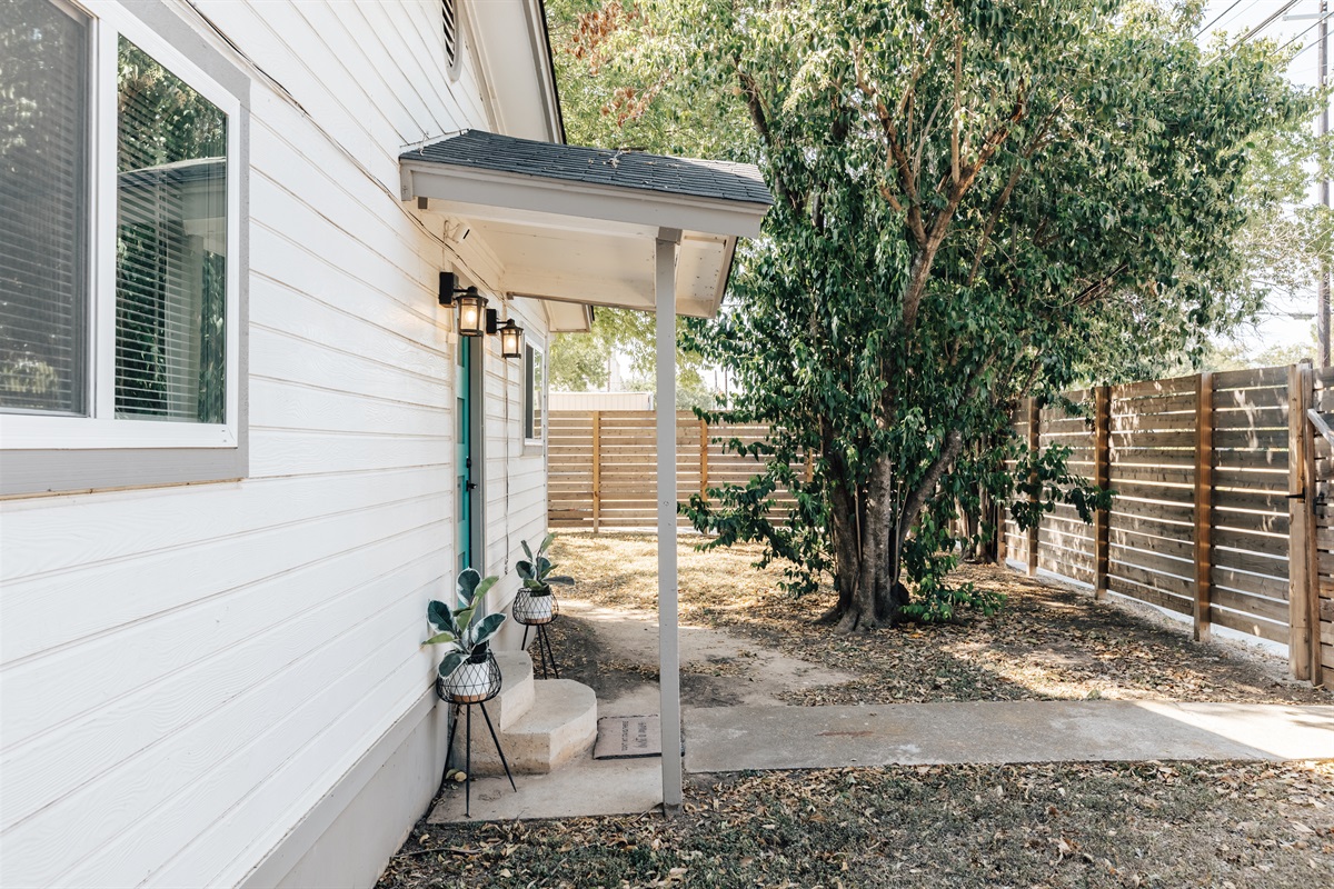 fenced yard with 2 parking on driveway, extra 2 street parkings