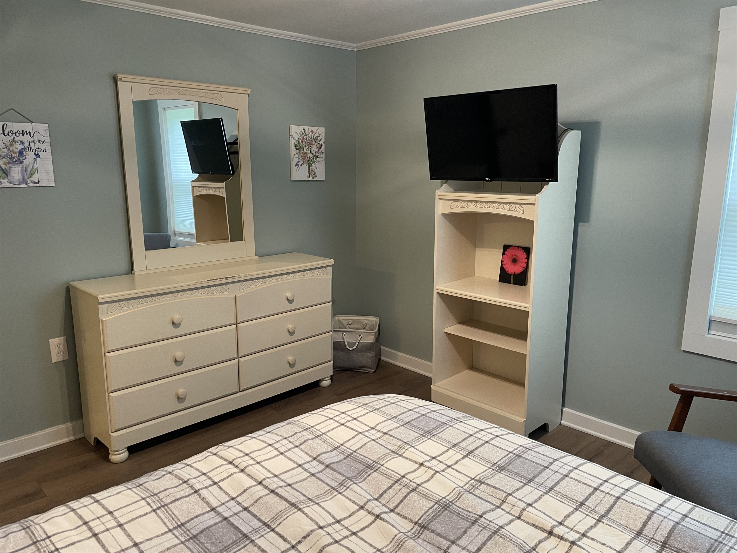 1st Floor Queen bedroom #2 w/ ROKU TV