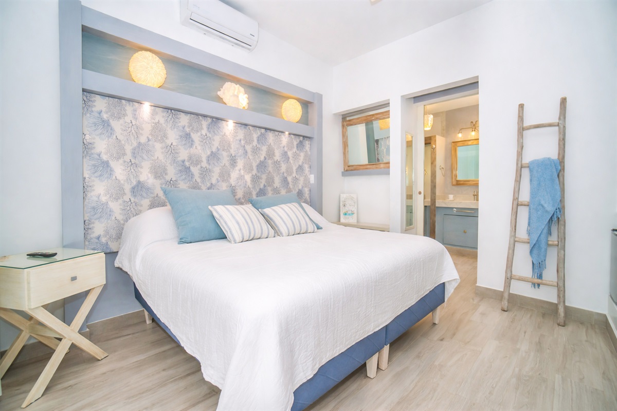 Guest Suite 7 king Bed 