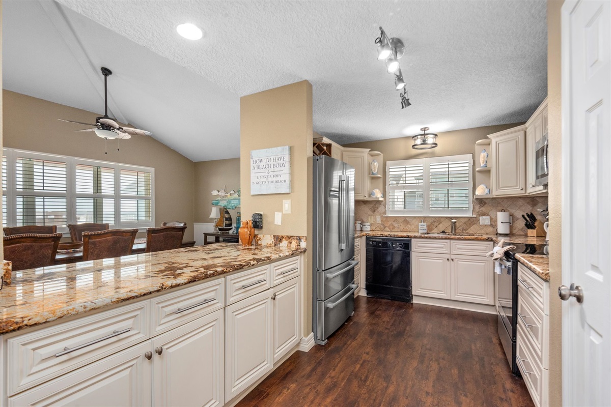 63bb018403e2415b8160409f7b208c7e Large | Beachhouse | Texas | TX | Vacation Homes | Galveston | Crystal Beach | Kokomo | Breezy Days | Beachfront Elegance | Sunrise Serenity | Southern Sands Property Management, LLC