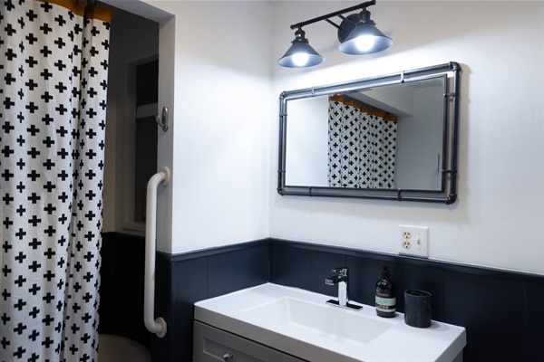 2nd Bathroom.