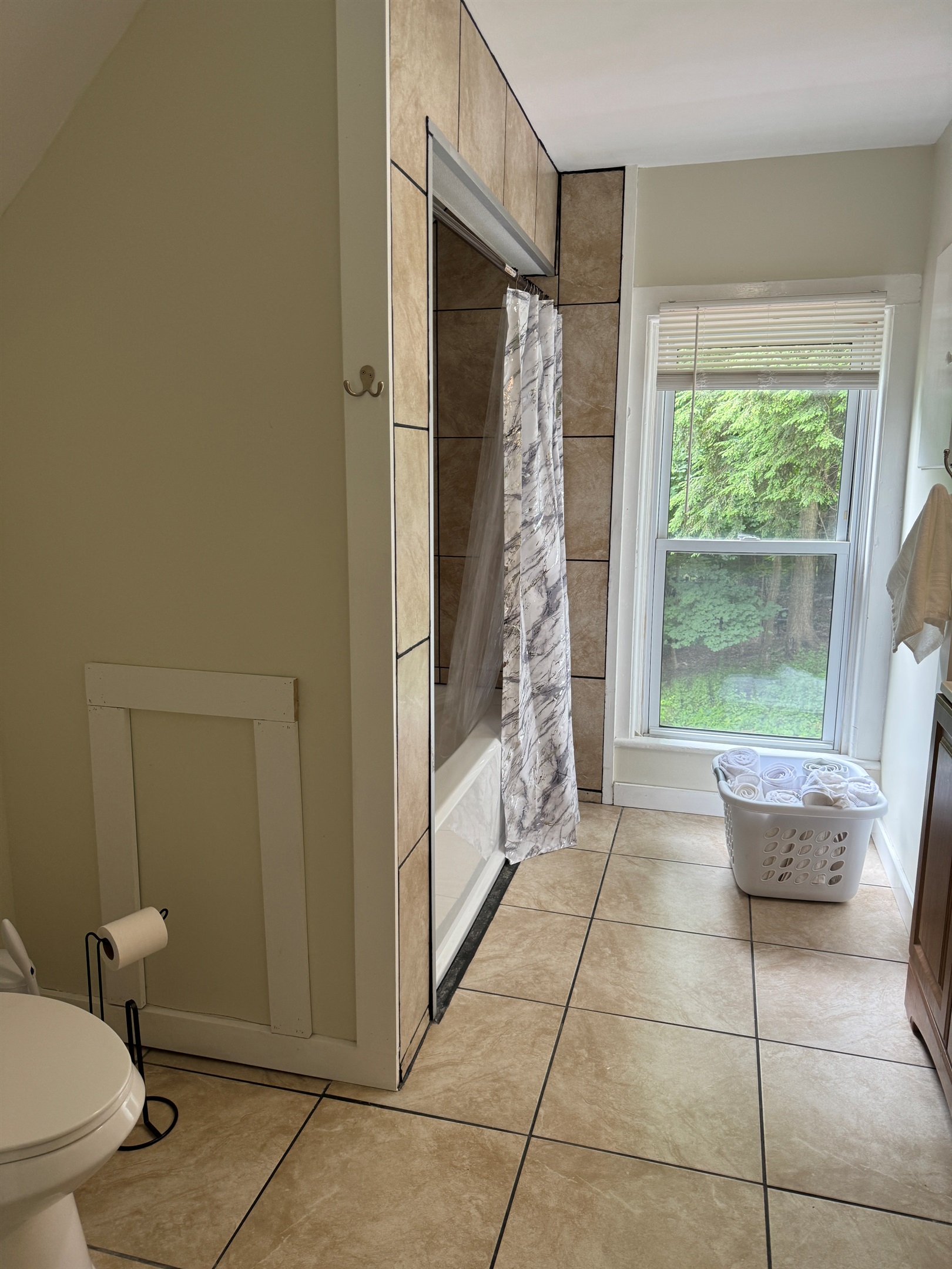 2nd floor bath with tub/shower