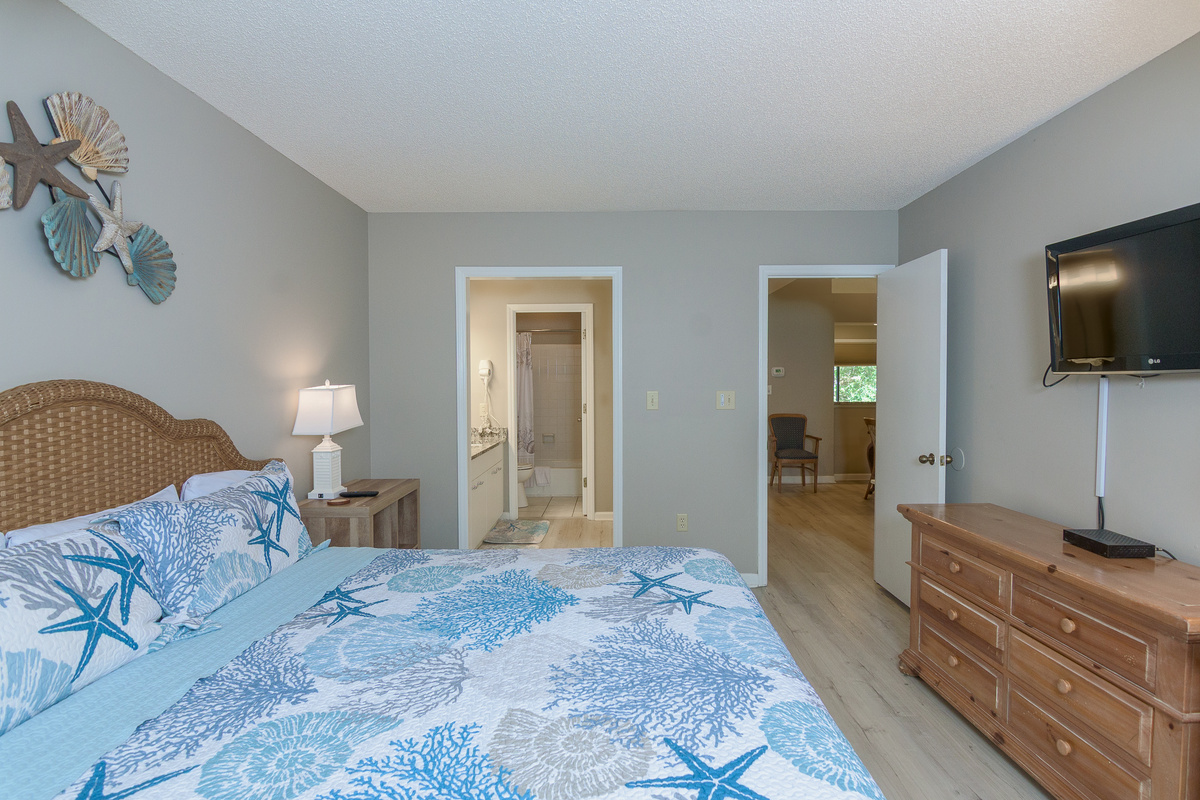 King and a twin bed in this spacious Main bedroom with ensuite