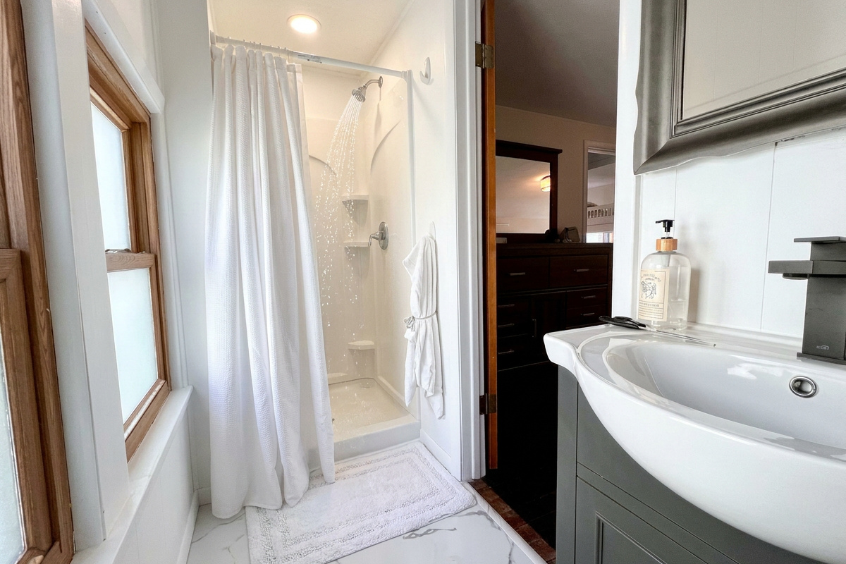Full primary on-suite bathroom
