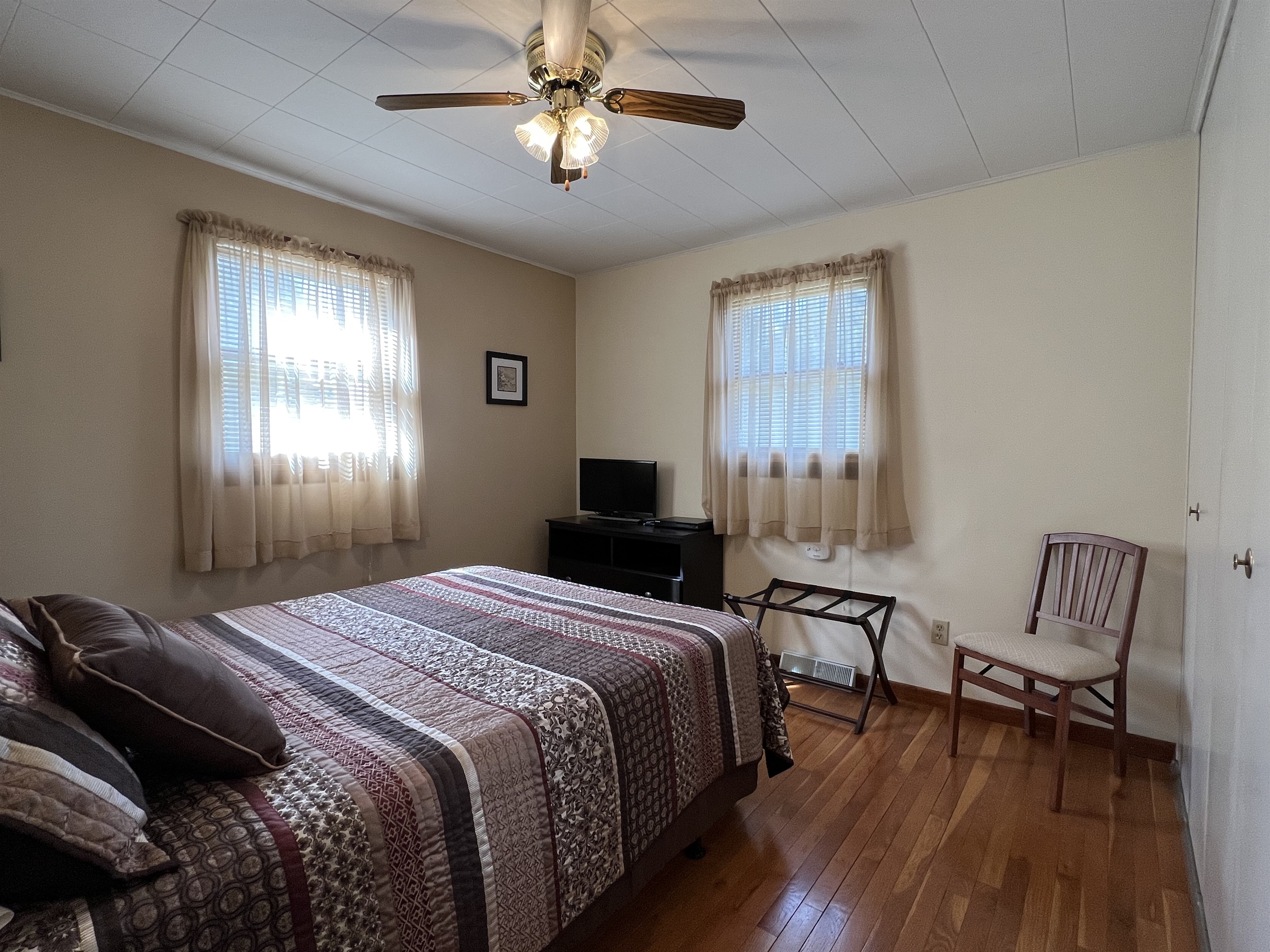 1st floor queen bedroom