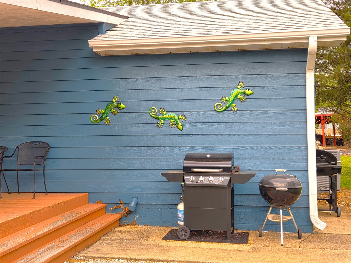The lizards will also want to keep an eye on things so we obliged them by adding them to the cabin!