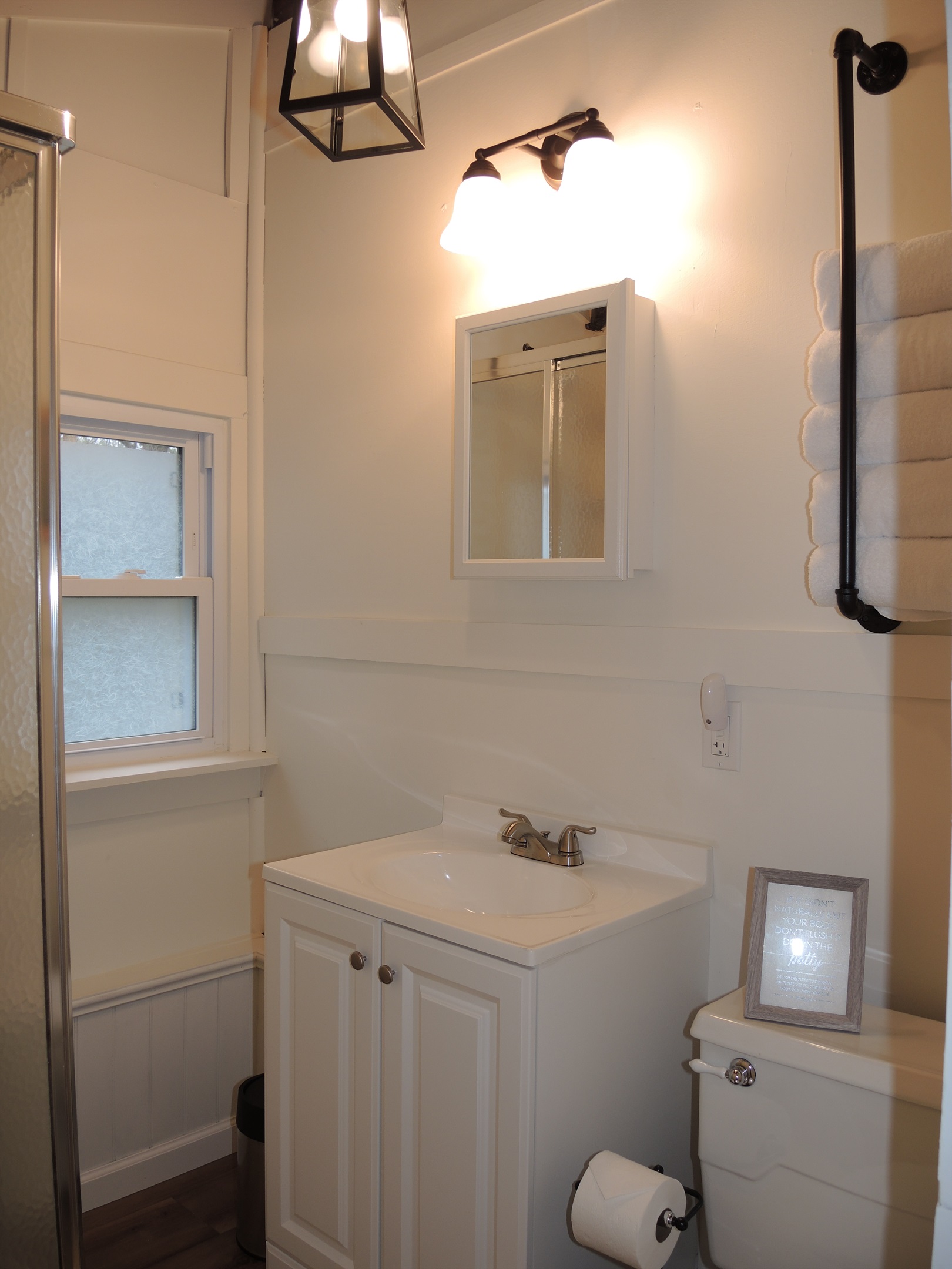 Main level bath w/ shower