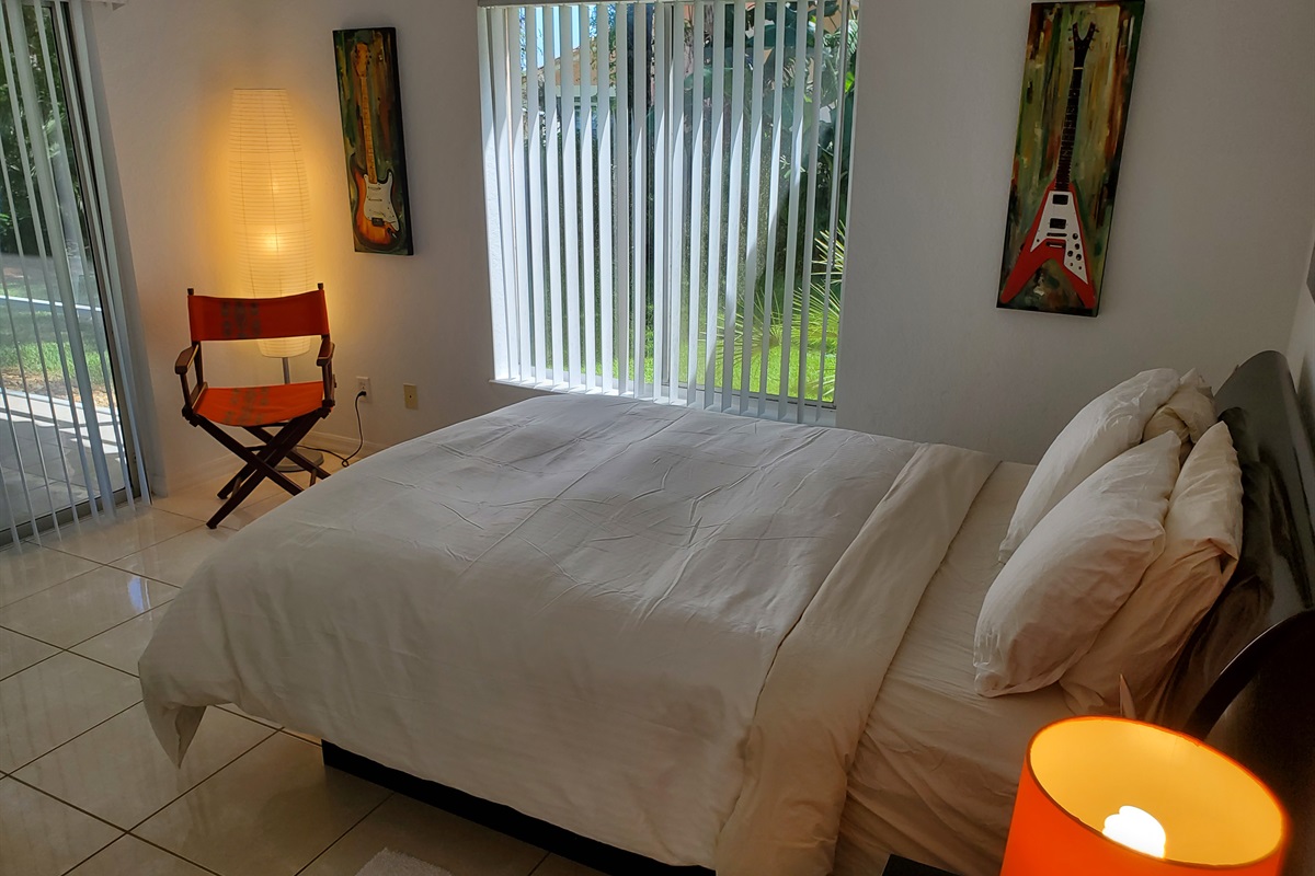 Queen bedroom with lanai access