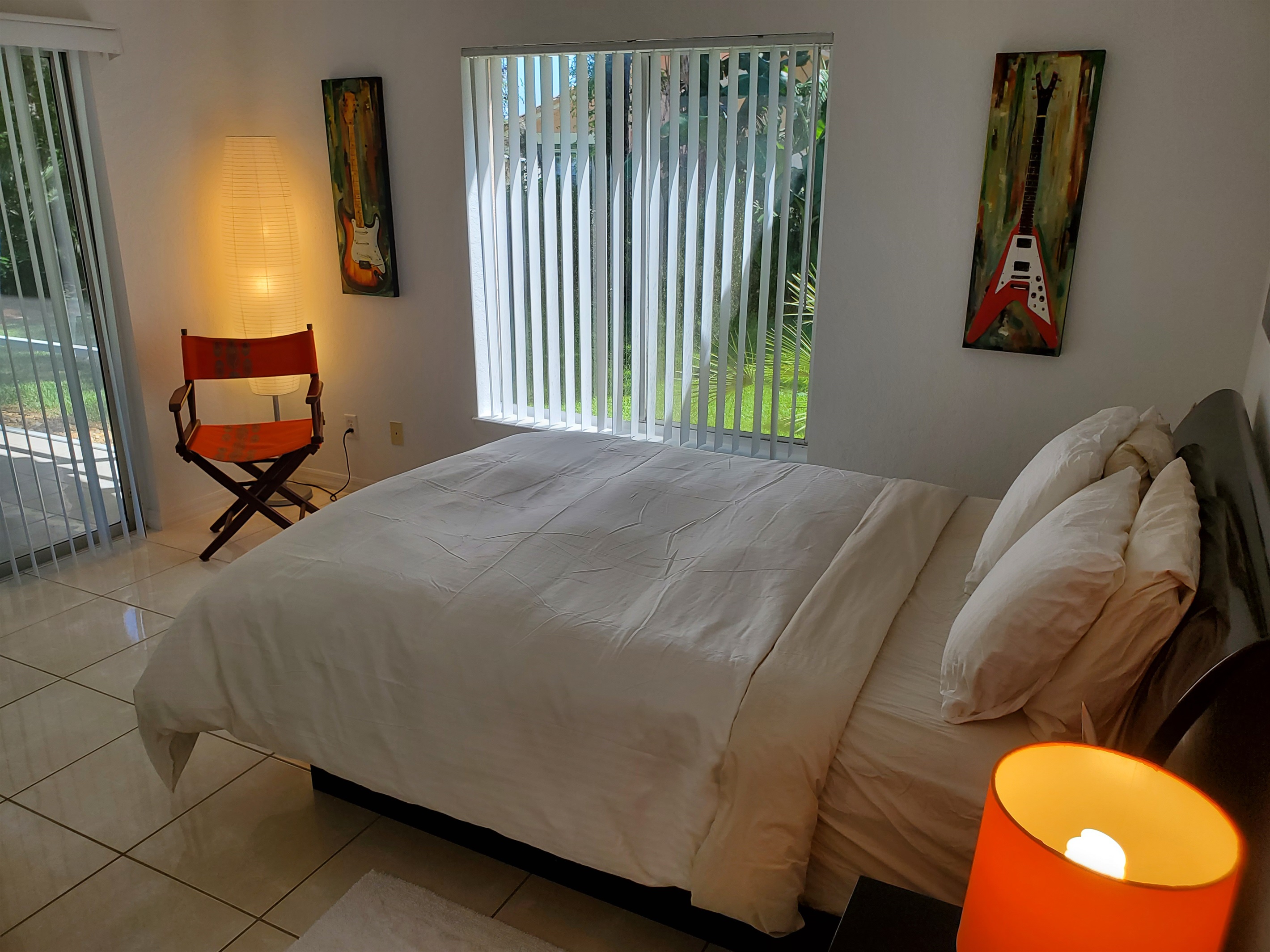 Queen bedroom with lanai access