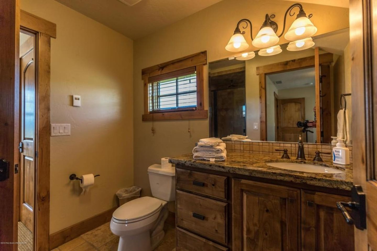Bathroom connecting bedrooms 3 and 4