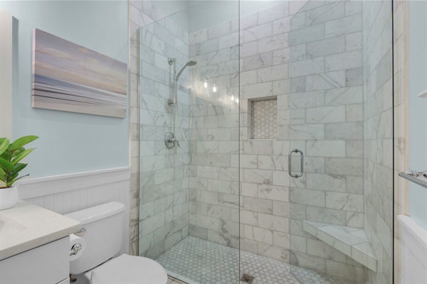 King Bathroom (1st floor)