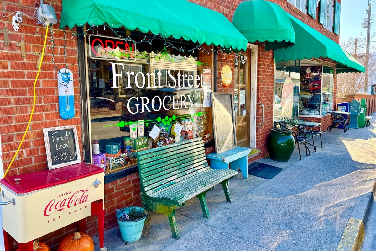 Downtown historic Swansboro on the waterfront - boating, fishing, dining, shopping, live music, and small town fun