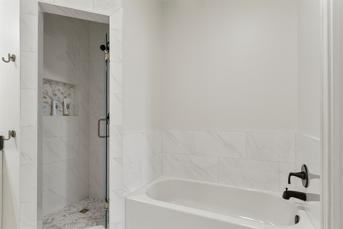 Master EnSuite Tub and Shower