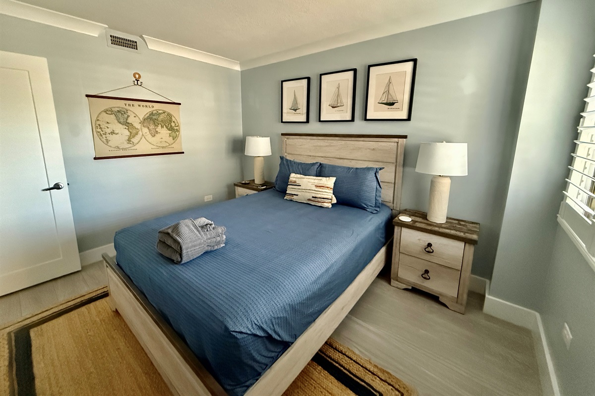 Guest Bedroom w/Queen Bed and En Suite Bath