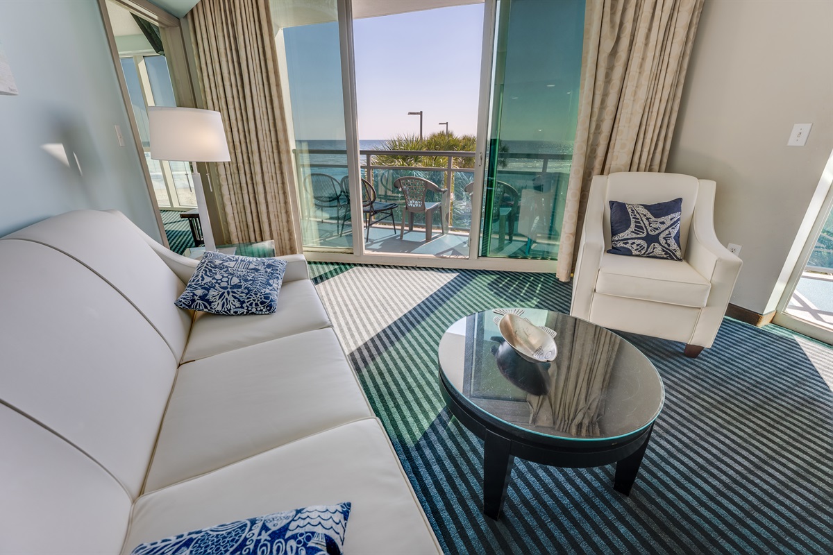 Living Room with Stunning Views🌊☀️