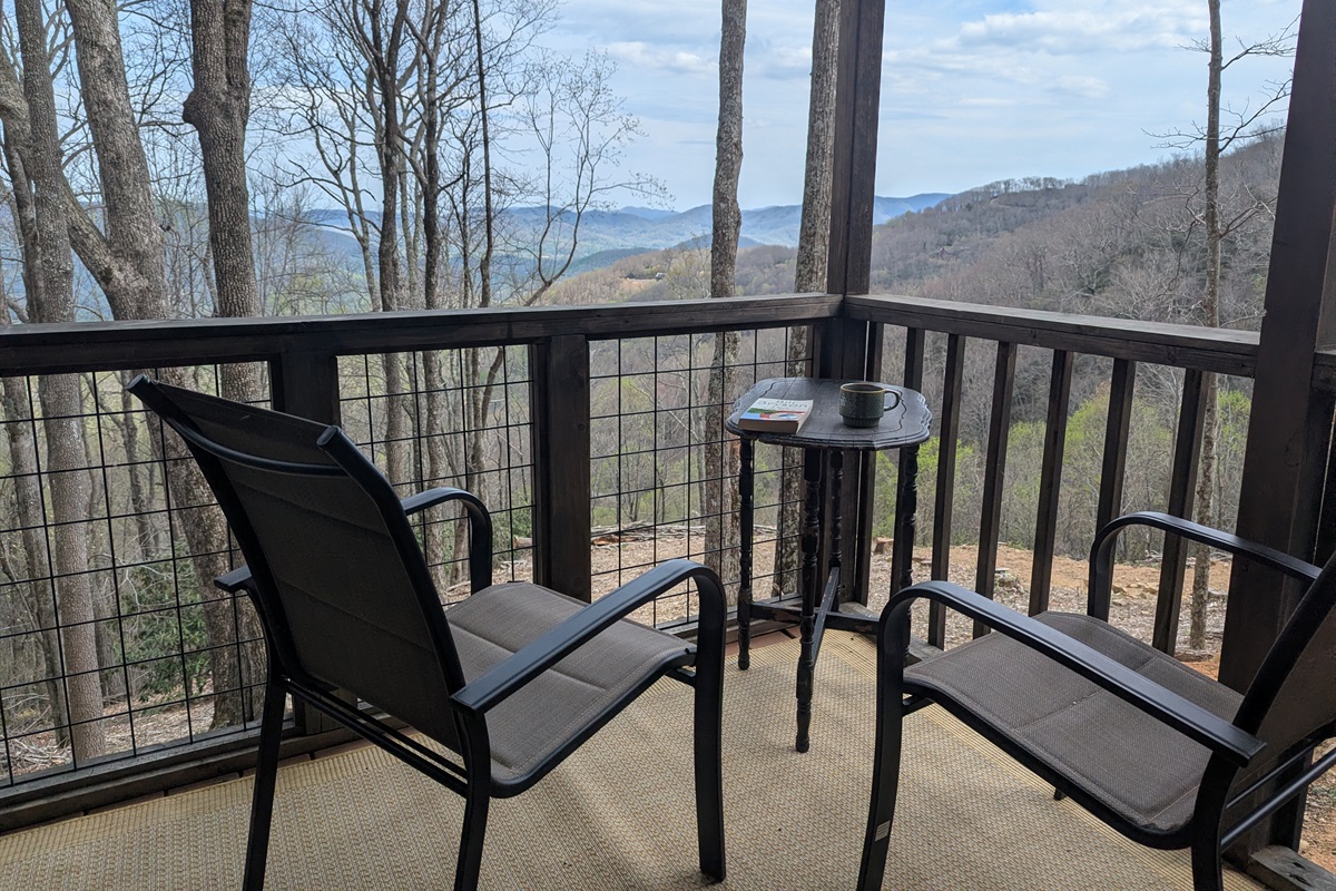 Private Deck to Enjoy the amazing mountain views.