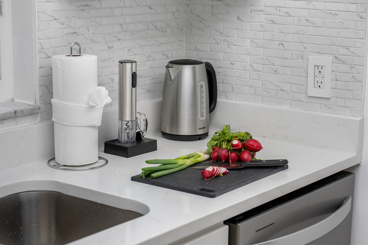 Get creative with a fully equipped kitchen that includes sharp knives, cutting boards, and essential spices.