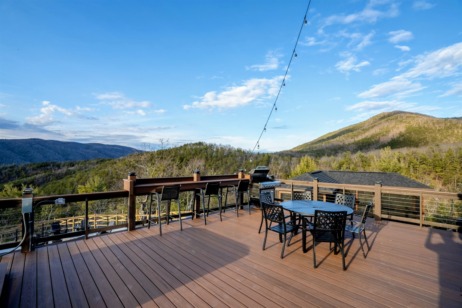 Skyline Views – Gather with family and friends on this expansive deck, offering endless blue skies, fresh mountain air, and unforgettable sunsets.
